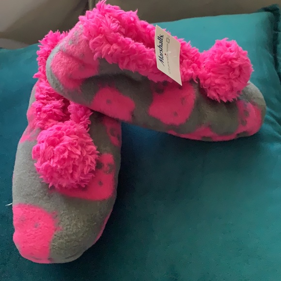 NWT Kids fuzzy polka dot Slippers with pom pom - Picture 3 of 6